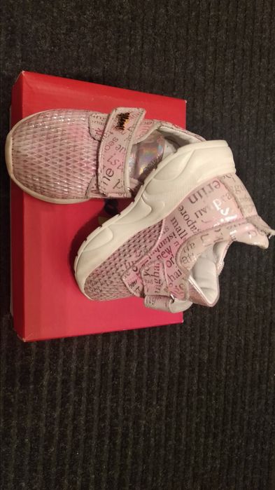 Детские кроссовки