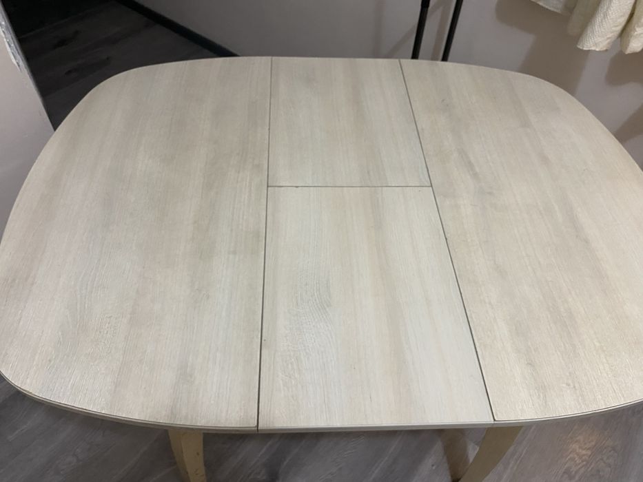 Продается стол,бежевый