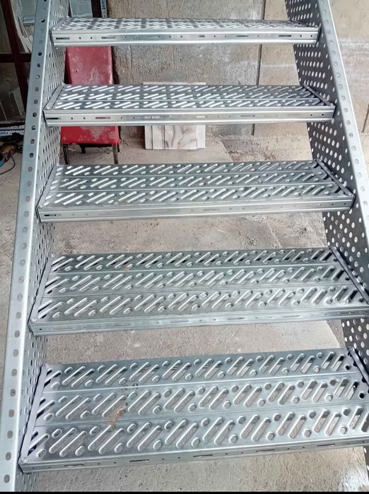 Scara zincate la comanda în toată tara oferim și montaj