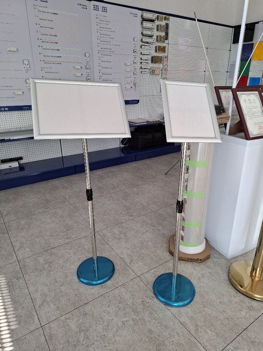 Info doska, alyumin ramkali stoyka