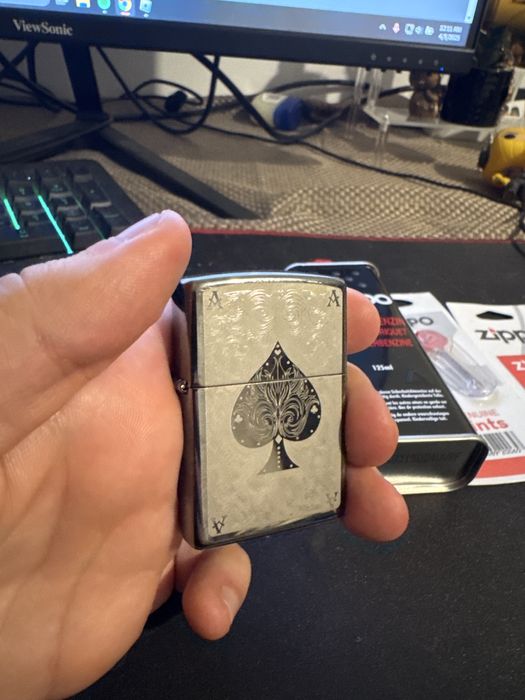 Bricheta zippo noua cu lichid flint si sfoara de reserva