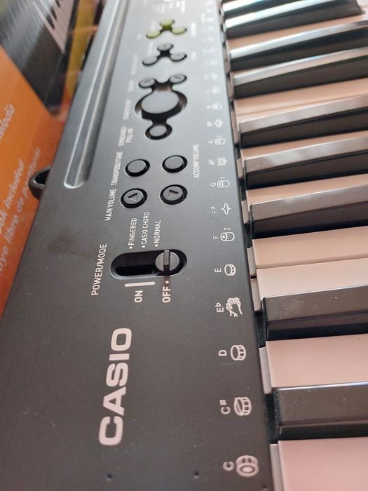 Продам синтезатор