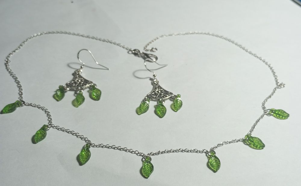 Set cercei și colier din argint cu frunzulite