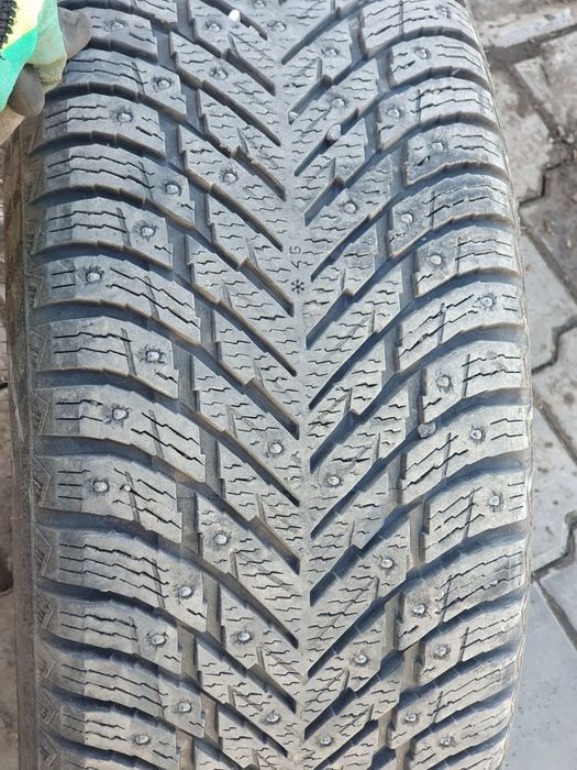 Шины автомобильные  шипованные с дисками