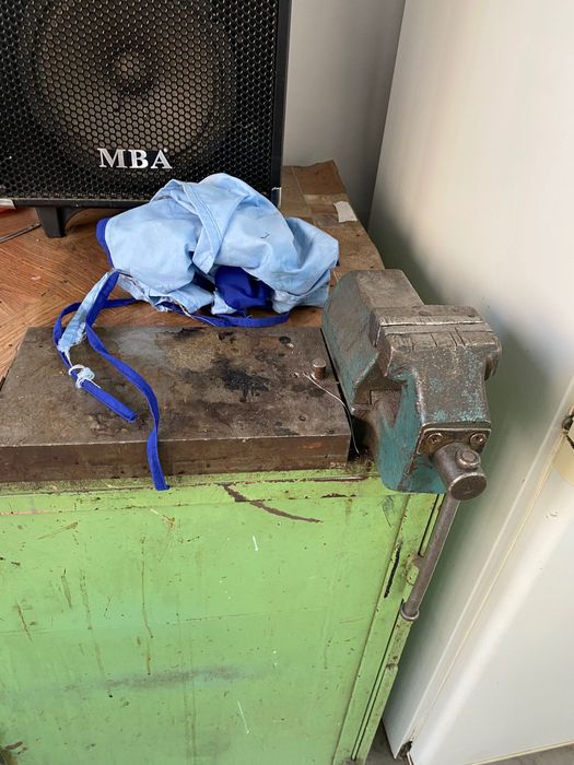 Метална работна маса с менгеме