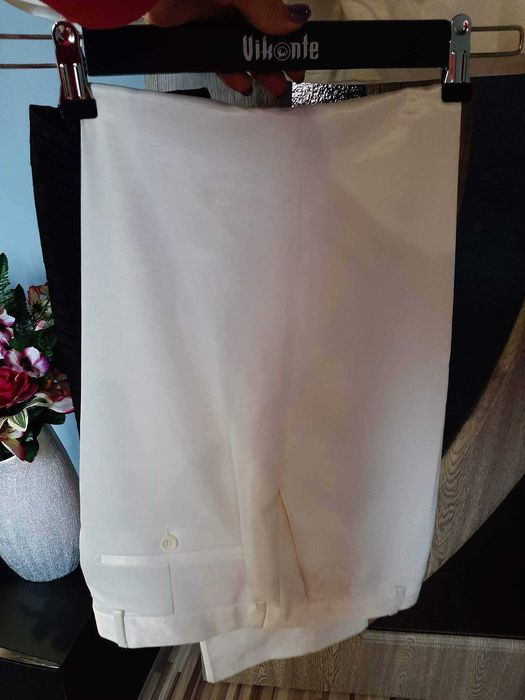 Мъжки  бял костюм от тънък сатен с подплата 42 номер