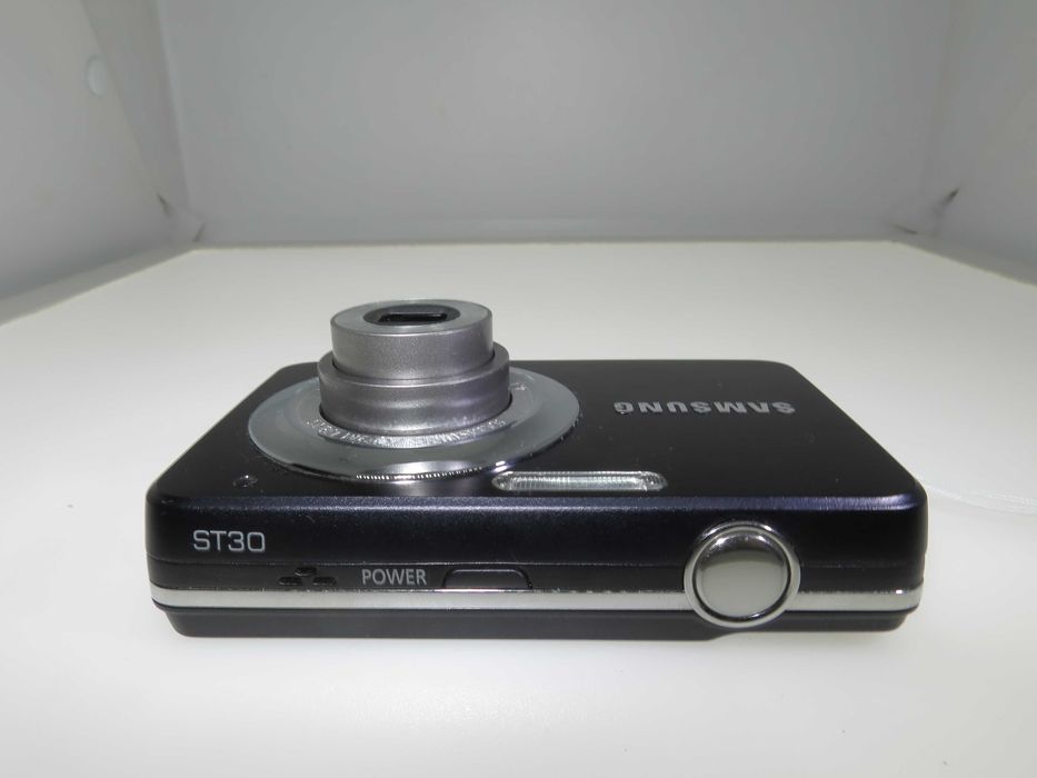 Samsung ES30 ултра малък и компактен фотоапарат с размерите на запалка, мини дигитална камера, като НОВ, работи отлично, пълен комплект