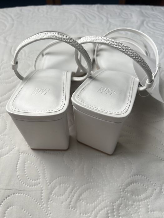 Обувки на висок ток