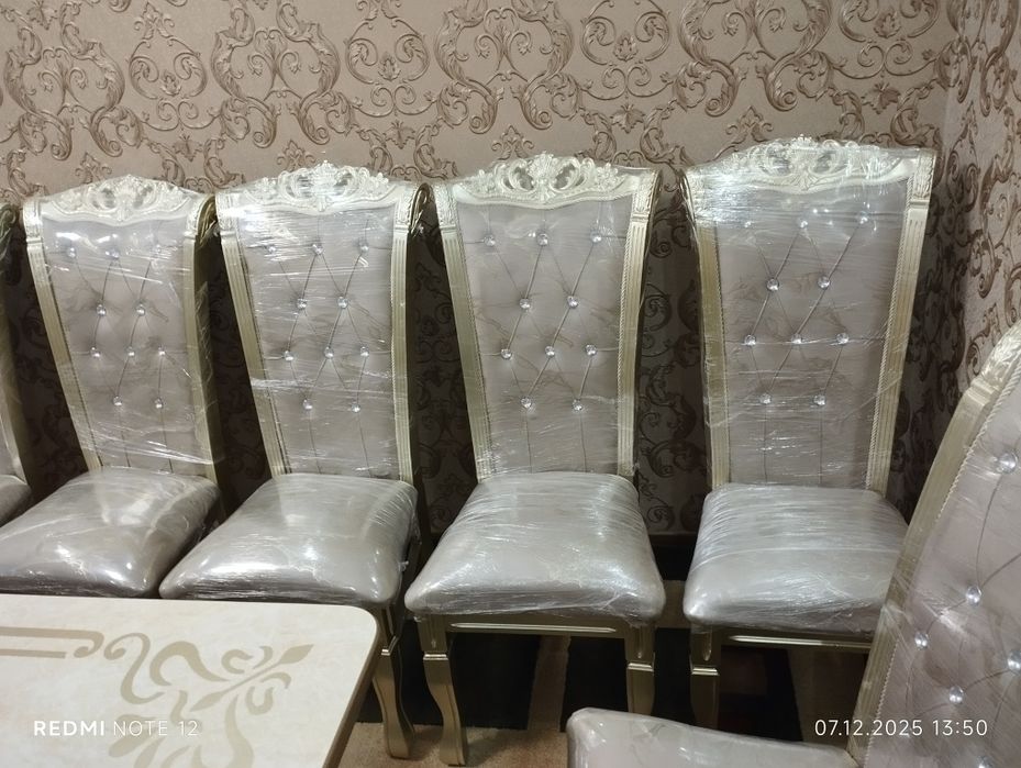 Стол со стулями продаётся