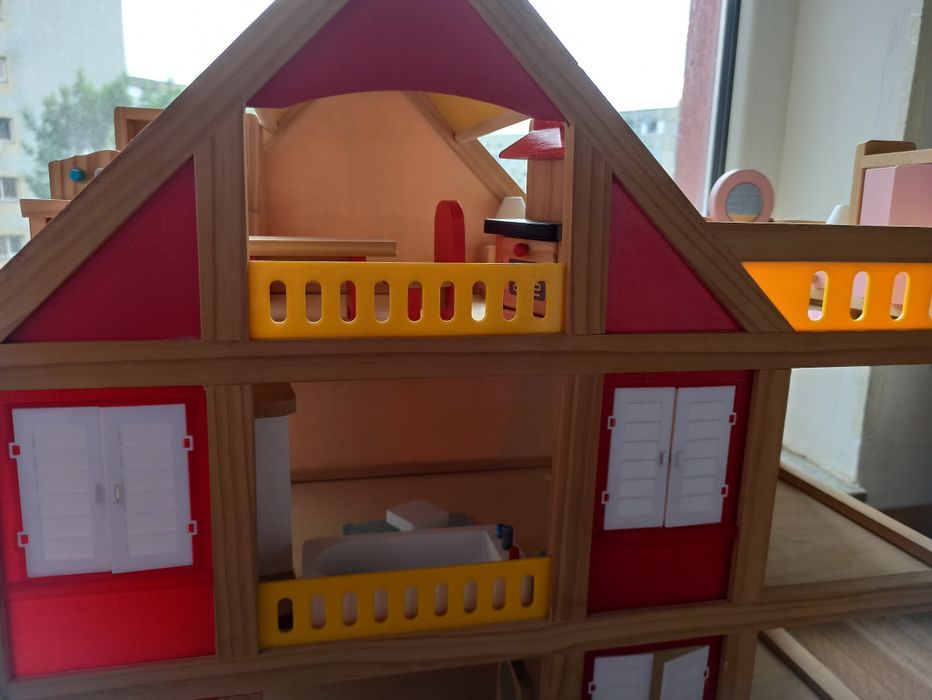 Căsuța păpuși din lemn mobilata