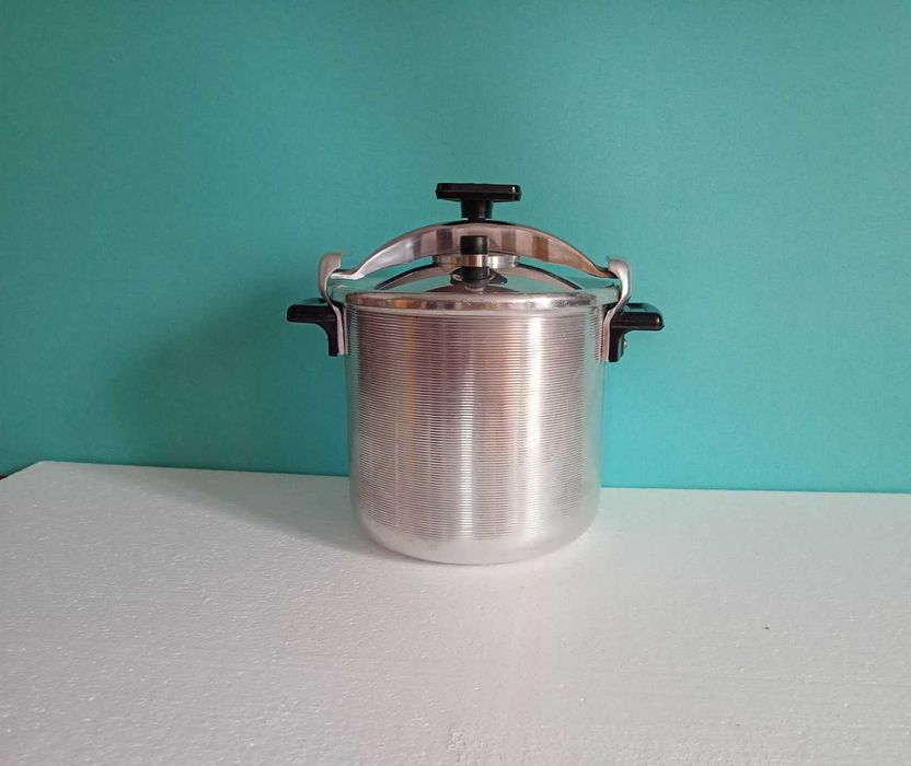 Старинни тенджери,чайници,соковарки,алуминиеви,