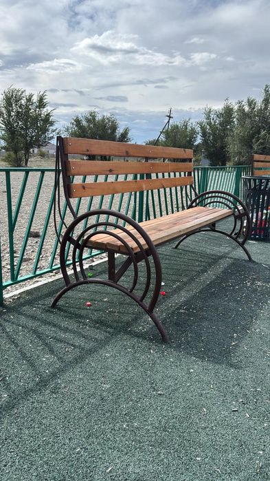 Уличные скамейки