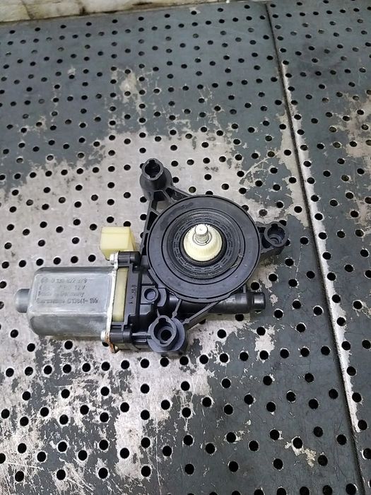 Motoras macara geam stanga fata vw golf 6 5k 0130822379 5q0959801b