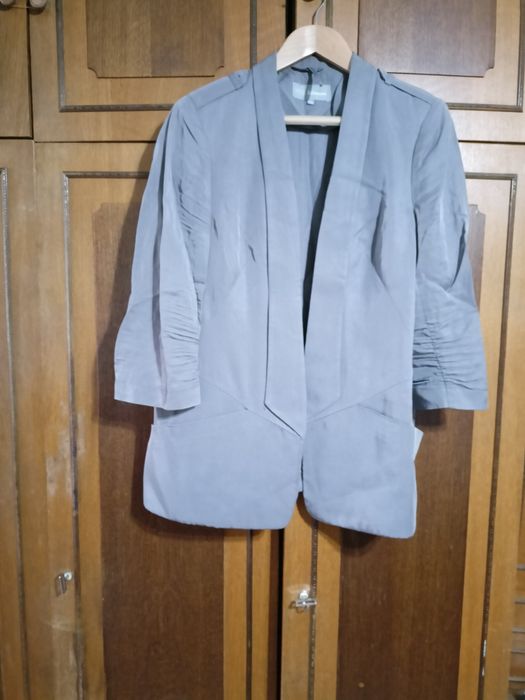 костюм и пиджак серого цвета