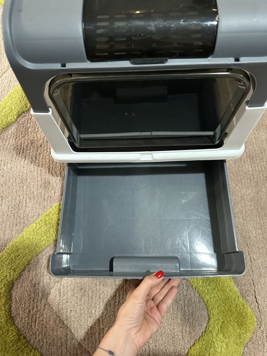 Затворена котешка тоалетна