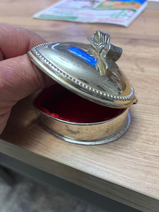 Уникално красива , посребрена кутийка за бижута