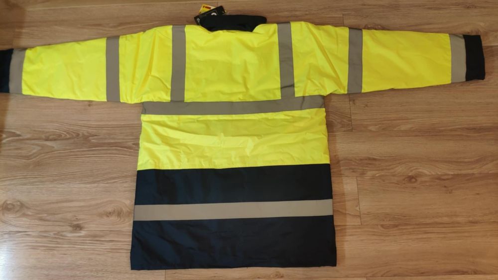 Водоустойчиво яке със светлоотразителни ленти и качулка