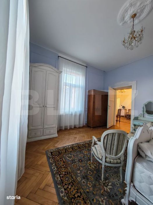 Cladire istorica, apartament 2 dormitoare, decomandat, zona Sinaia