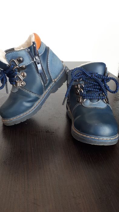 Продам зимние ботиночки на мальчика.