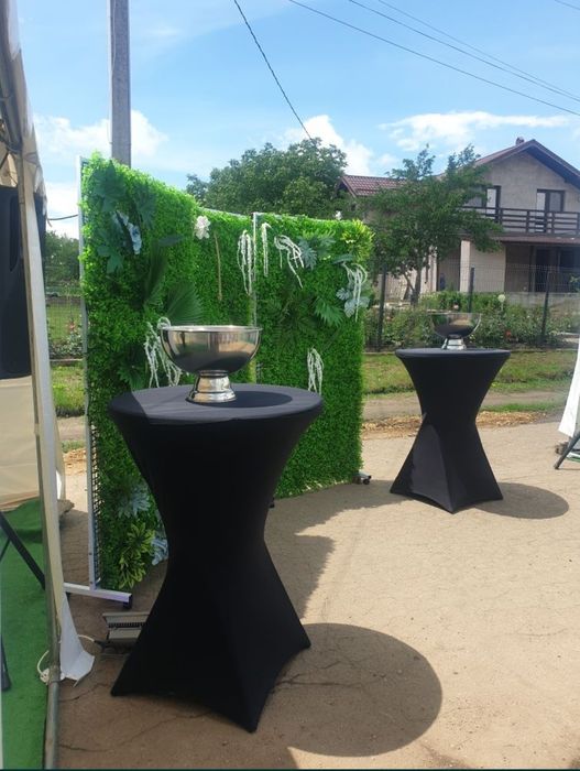 Închiriere mese cocktail înalte cu huse pentru evenimente private