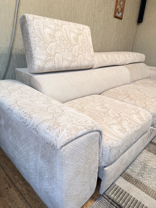 Диван угловой со светлой обивкой, аккуратный, с ящиком для хранения