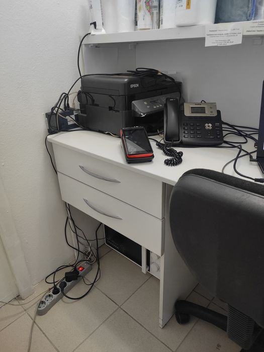 Продам ресепшен тумбу и стеллаж