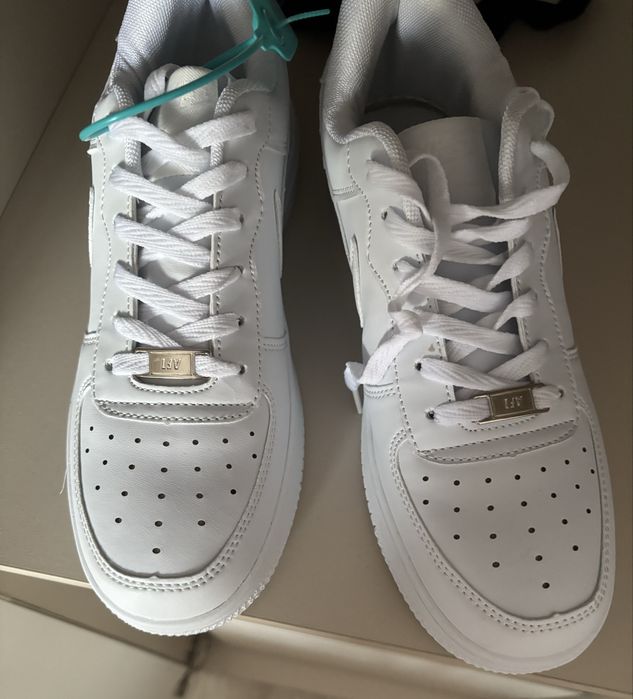 Кроссовки беоые