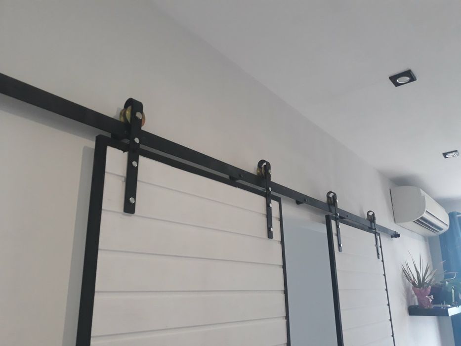 Врата / тънко висящо крило от дърво и метал