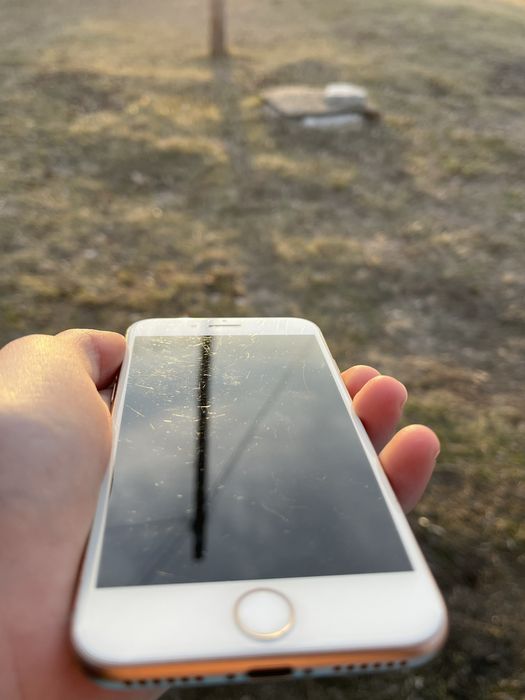 iPhone 8 64гб золотистыи