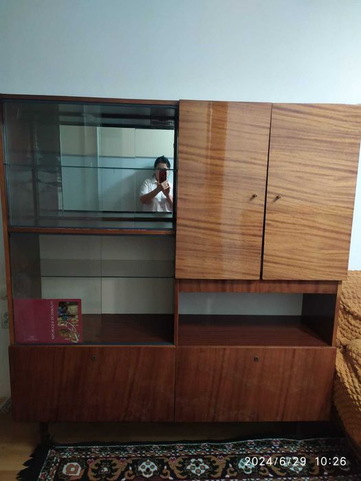 Холодильники, стиральная машина, телевизор, ковер.