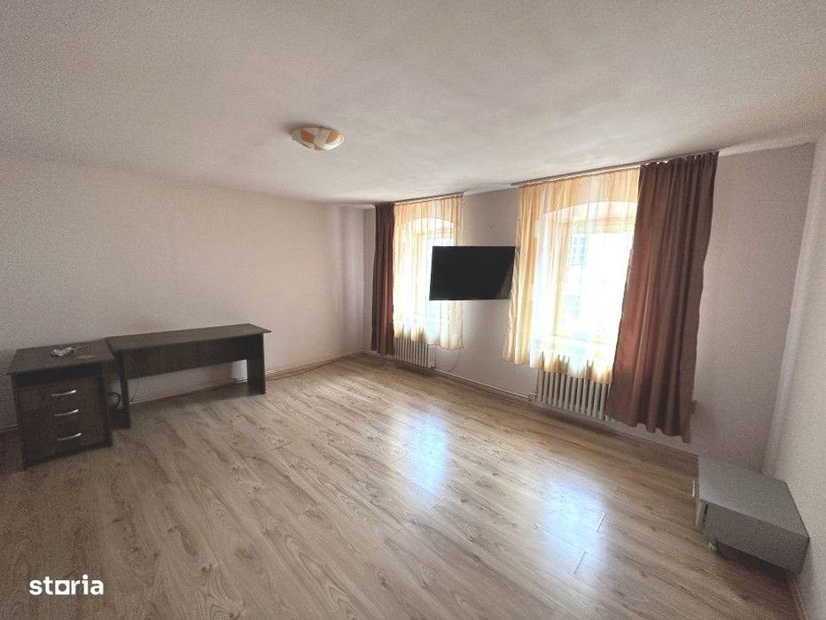 Casa cu 8 camere + 800mp teren Cisnadie zona Centrala