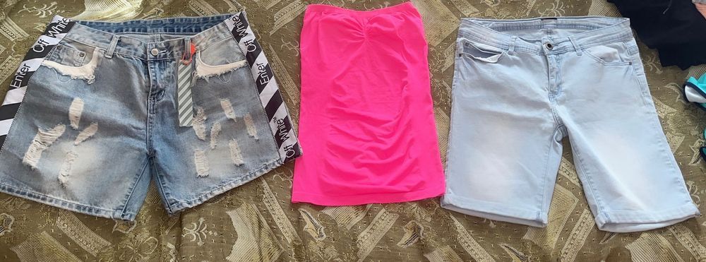 Продаются джинсовые шорты и яркий топ , шорты Бермуды дешево