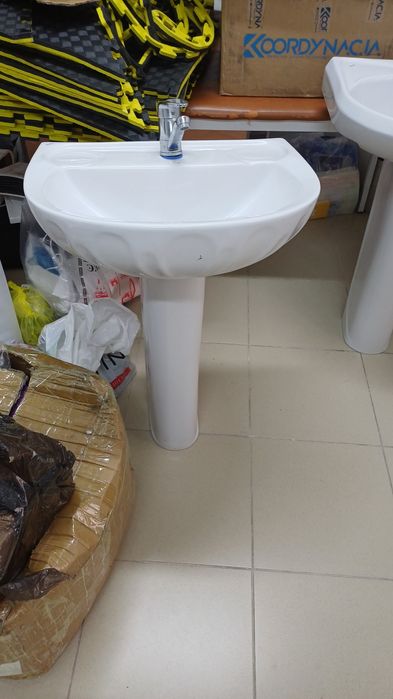 Раковина б/у с ножкой + смеситель