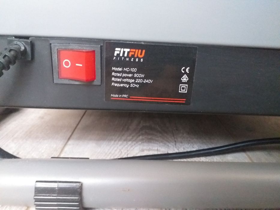 Bandă  electrică de   alergat nouă  utilizată o singură dată