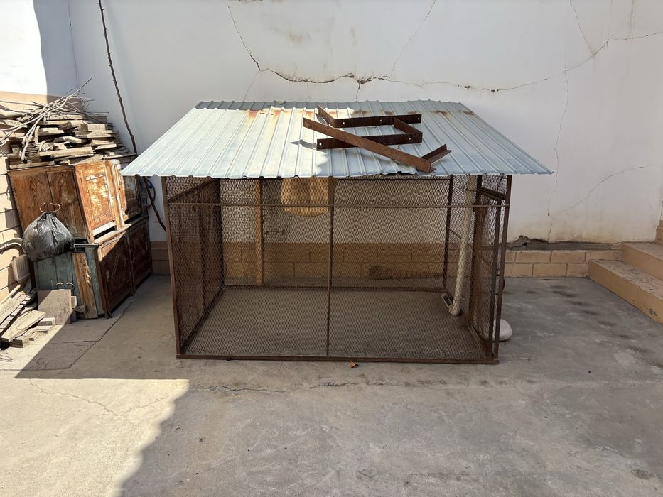 Металлическая клетка с крышей для животных и птиц