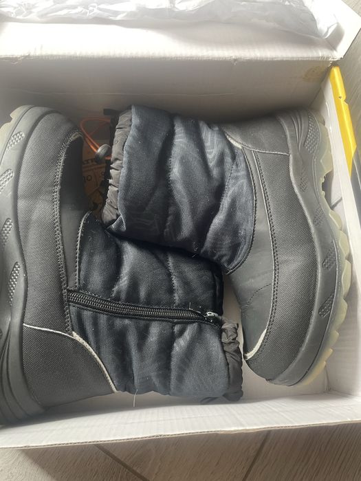 Продам ботинки на мальчика 8-10 лет