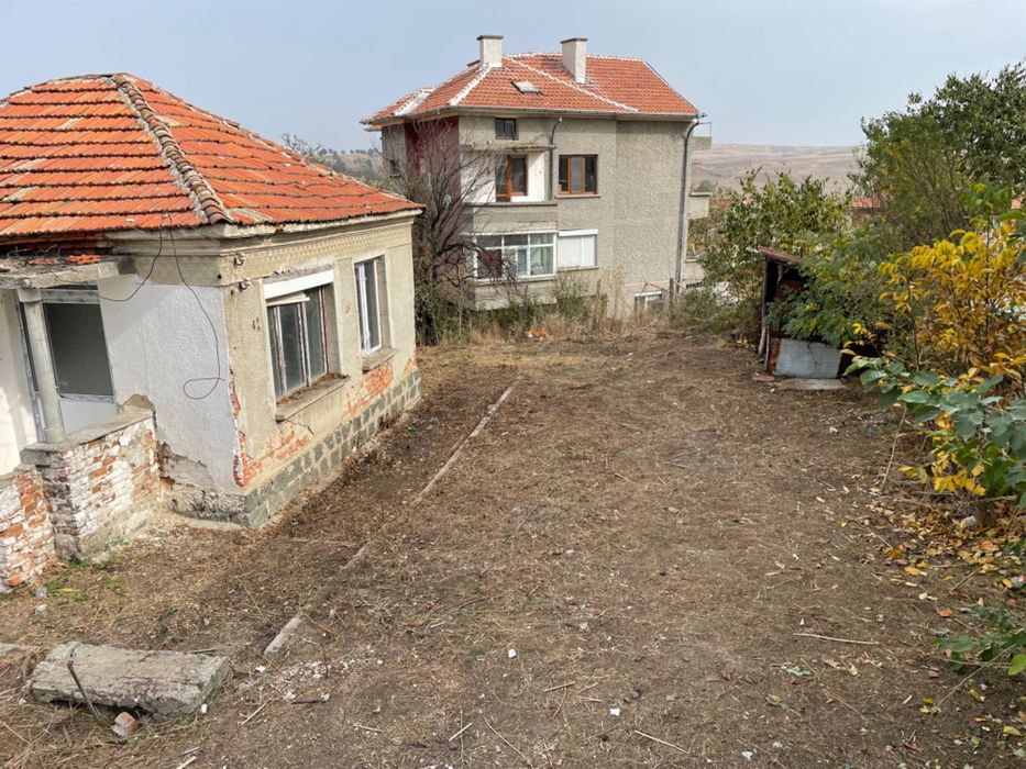 Къща с дворно място в Карнобат ТОП ЦЕНА
