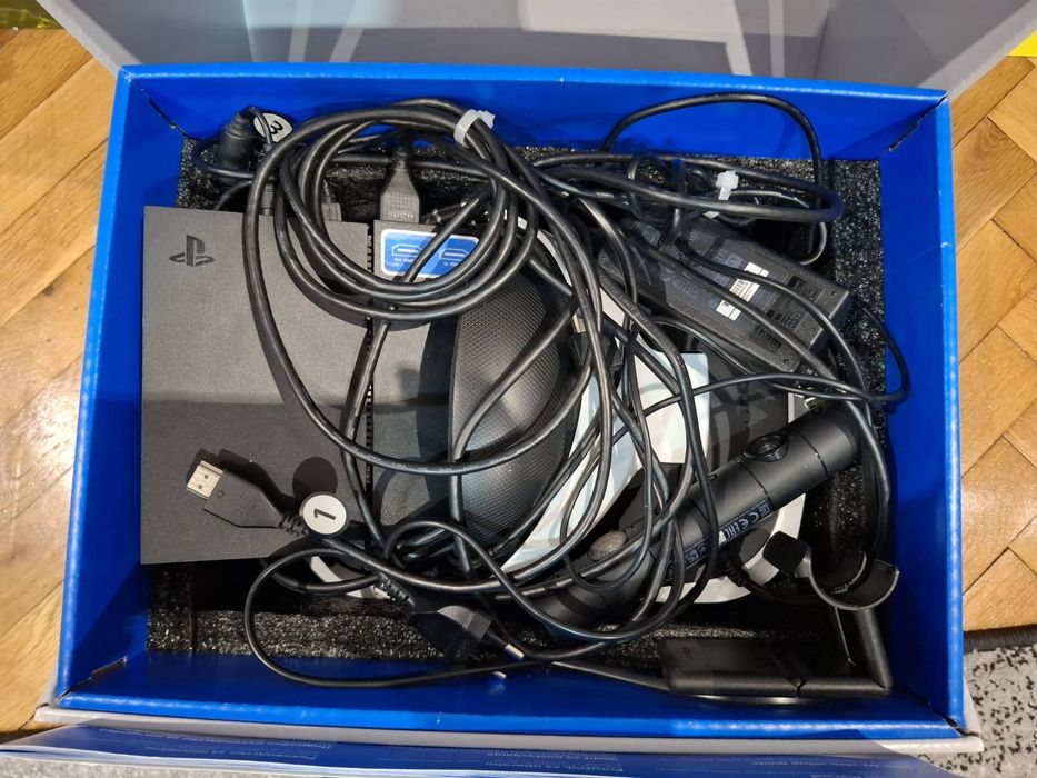 PS VR Очила за виртуална реалност – PS4/PS5 V.1 +4 игри
