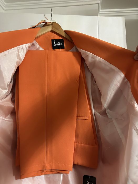 Оранжев костюм.