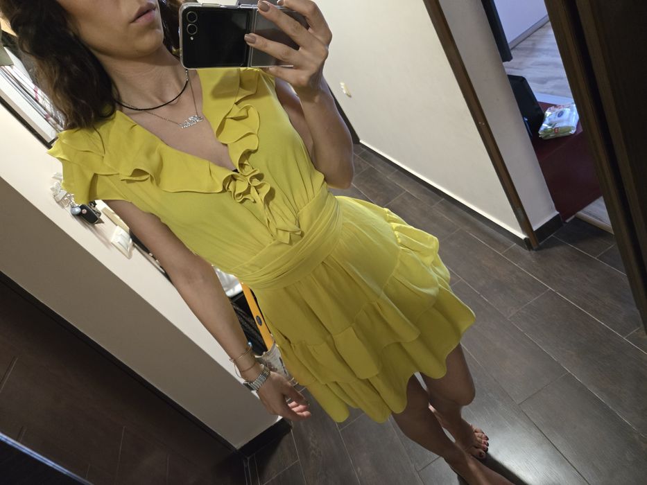 Рокля AVIN в жълт цвят