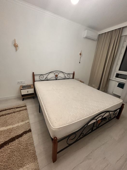 Продам кровать 2.2х2 с чистым матрасом