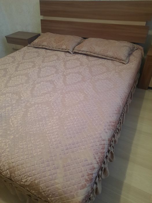 Продам срочно тахту с двумя тумбочками