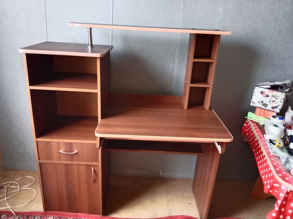Продам компьютерный сто и диван