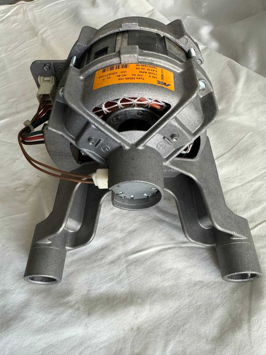 Двигател / електромотор и винтил от пералня Hotpoint Ariston