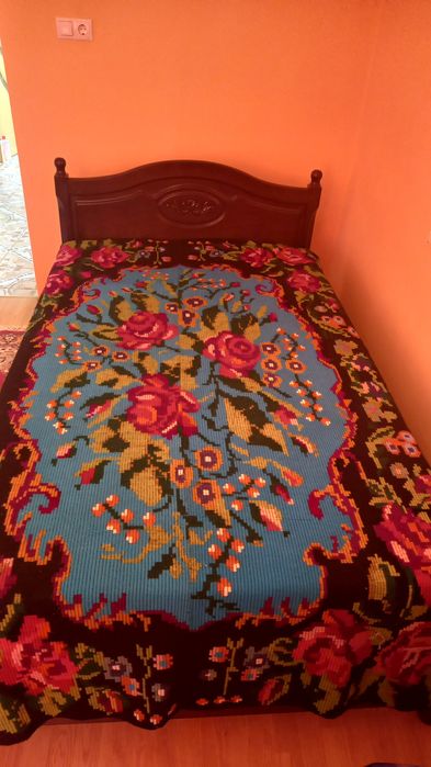 Vand cuvertura pat veche,tesuta manual,lana cu model floral