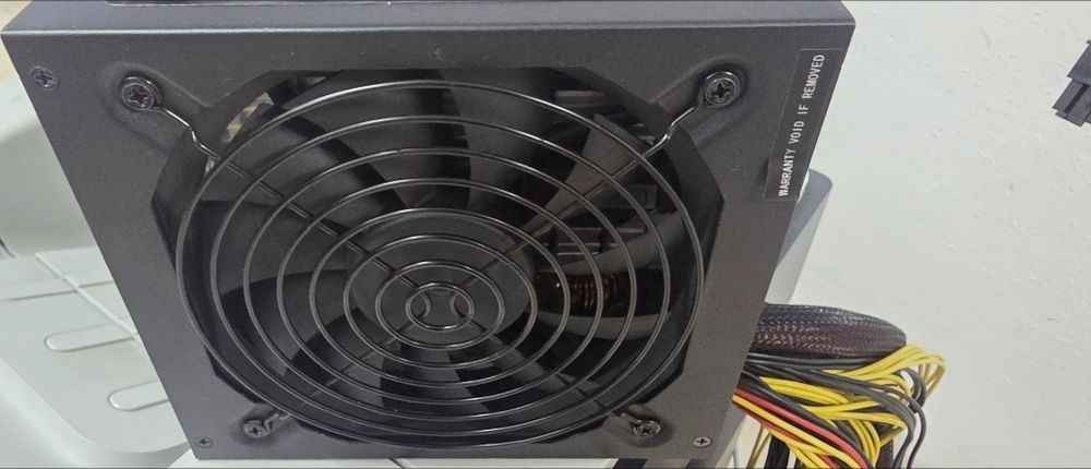 GPU Rig с 2x 2000W захранвания – подходящ за AI
