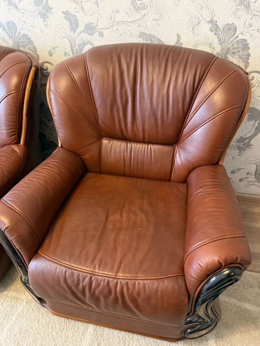 Продаём угловой диван кожаный.