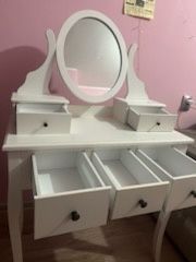 Бяла тоалетка с огледало и чекмеджета – много добро състояние