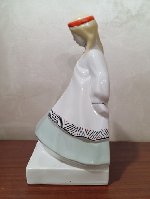 Статуэтка в народном костюме