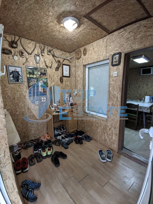 Тухлена обзаведена къща с магазин в село Сушица